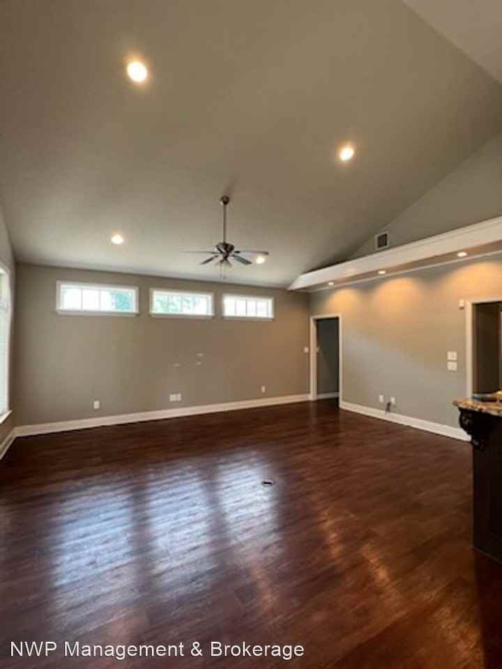 15449 Lakeside Dr - Photo 3 of 19