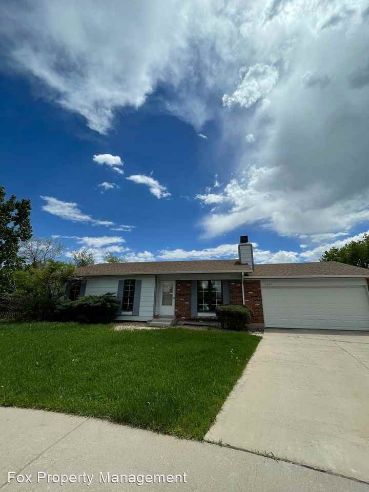 1204 Catalpa Cir - Photo 2 of 20