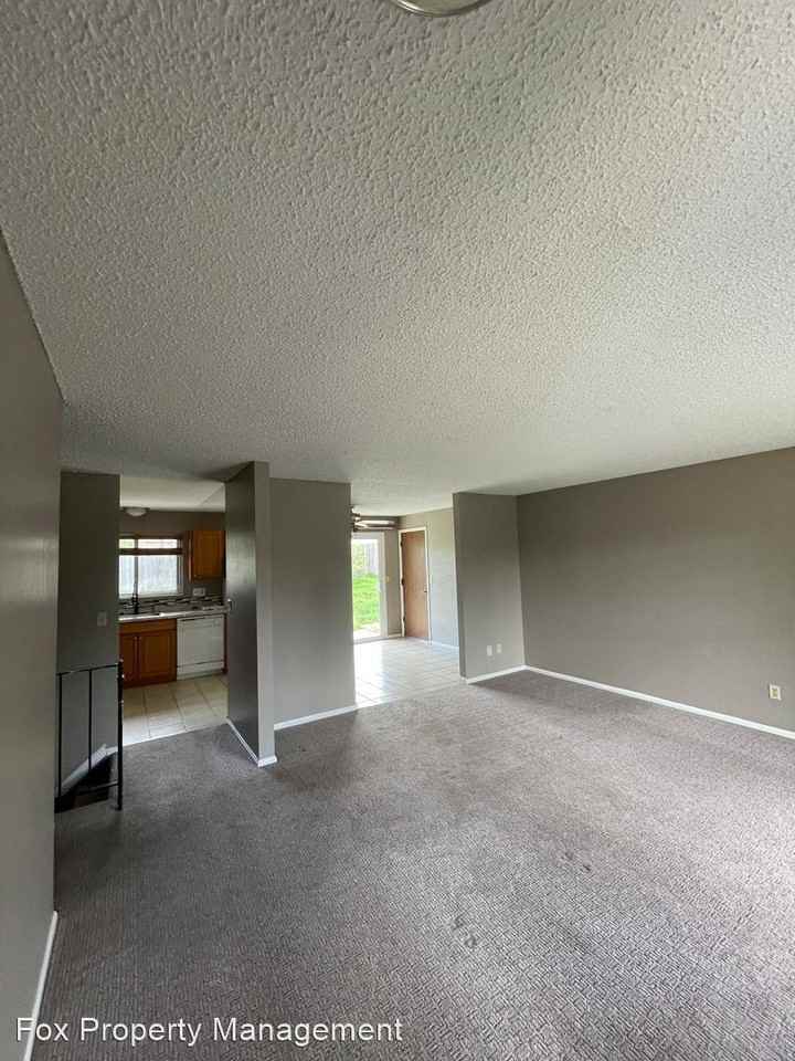 1204 Catalpa Cir - Photo 3 of 20