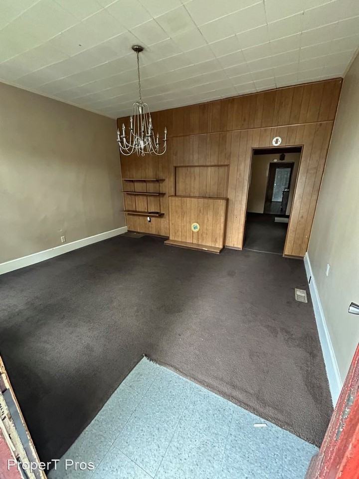 1109 Oakley St - Photo 2 of 8