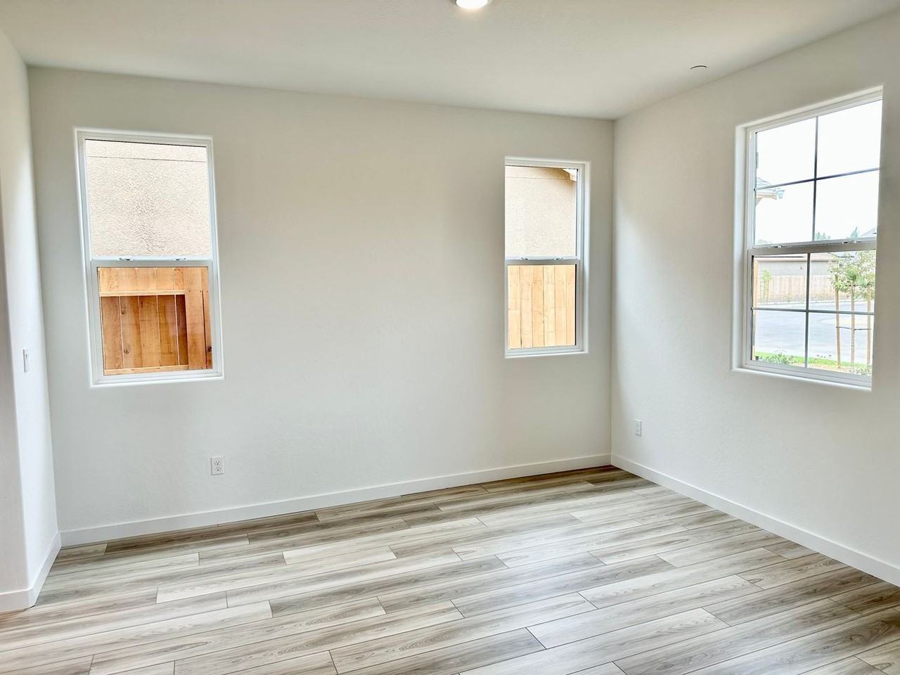 2299 N Filbert Ave - Photo 3 of 19