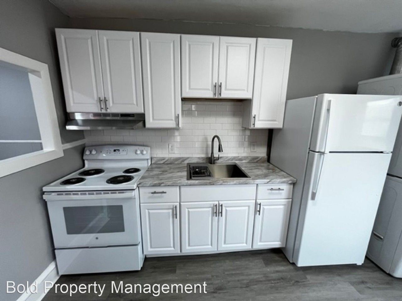 1323 Locust St - Photo 3 of 11