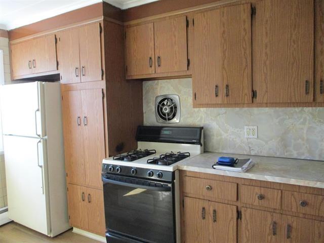 1425 43rd St - Photo 2 of 5