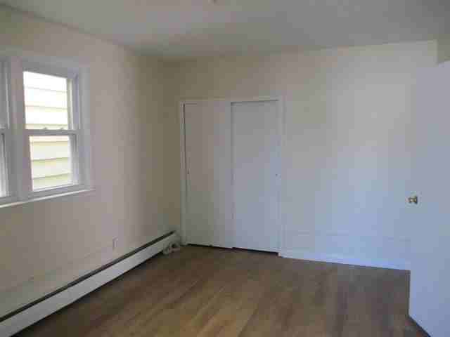 1425 43rd St - Photo 3 of 5