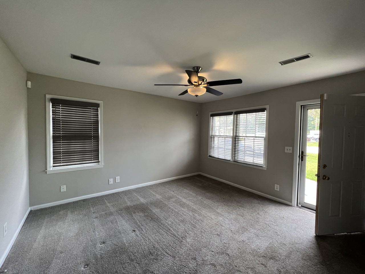 103 Dorchester Manor Blvd - Photo 2 of 8