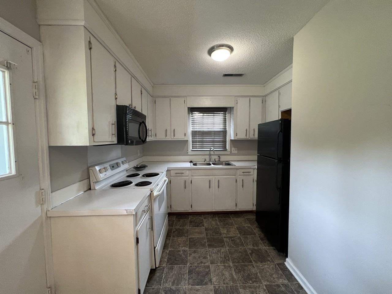 103 Dorchester Manor Blvd - Photo 3 of 8