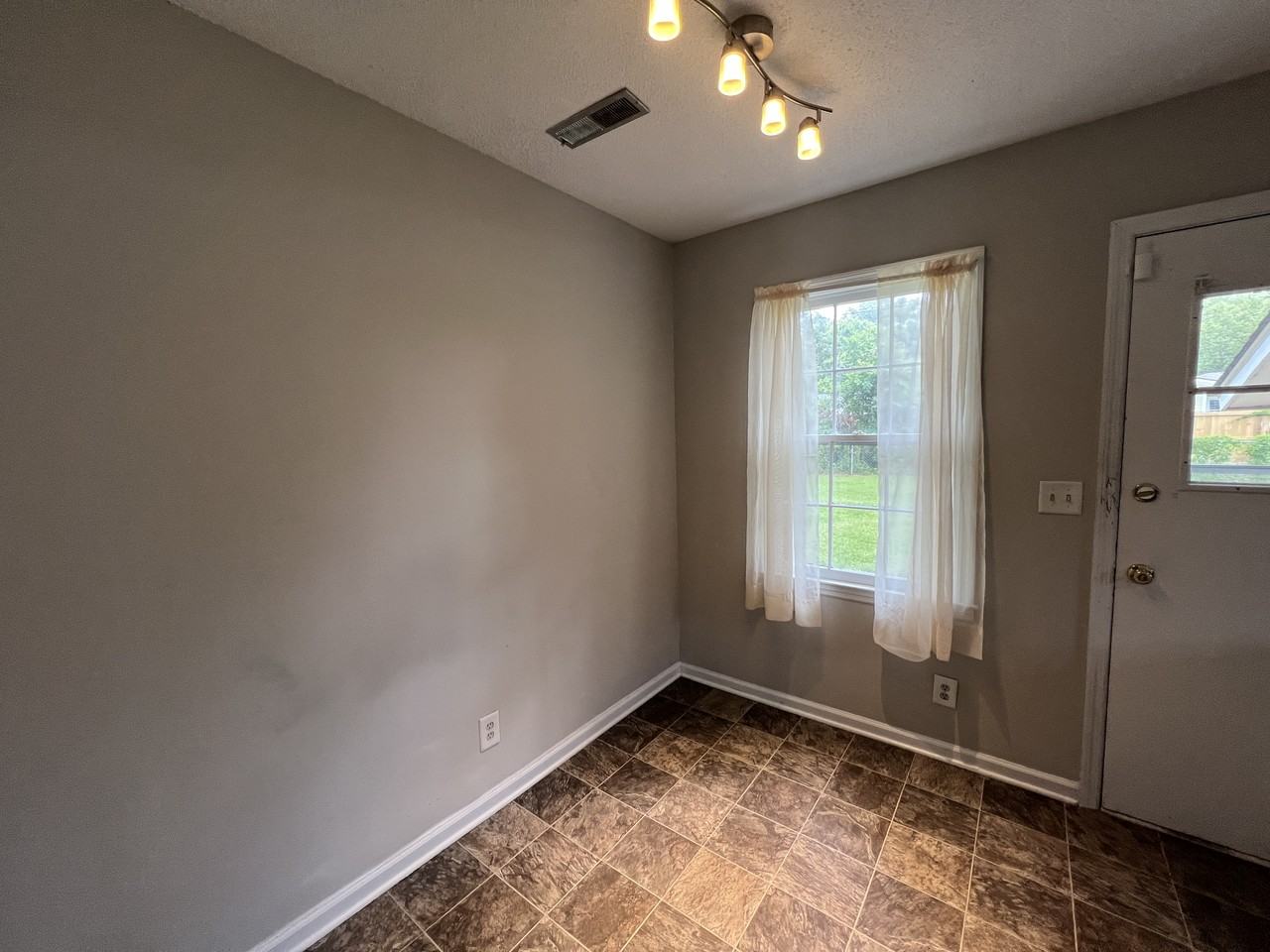 103 Dorchester Manor Blvd - Photo 7 of 8