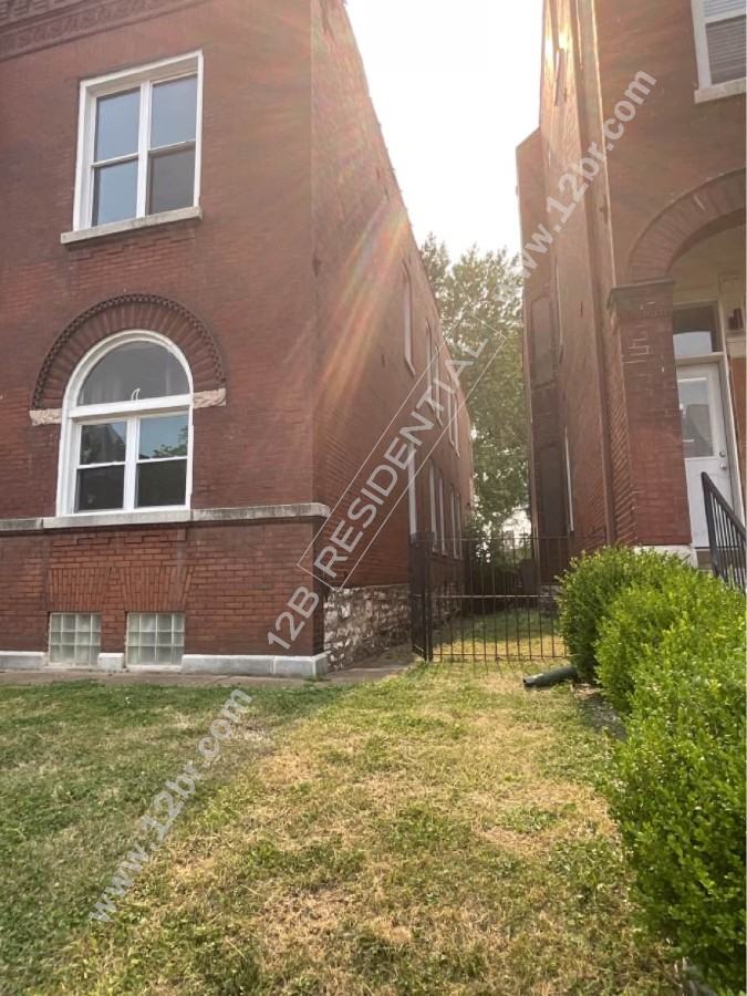 2600 S Compton Ave - Photo 2 of 20