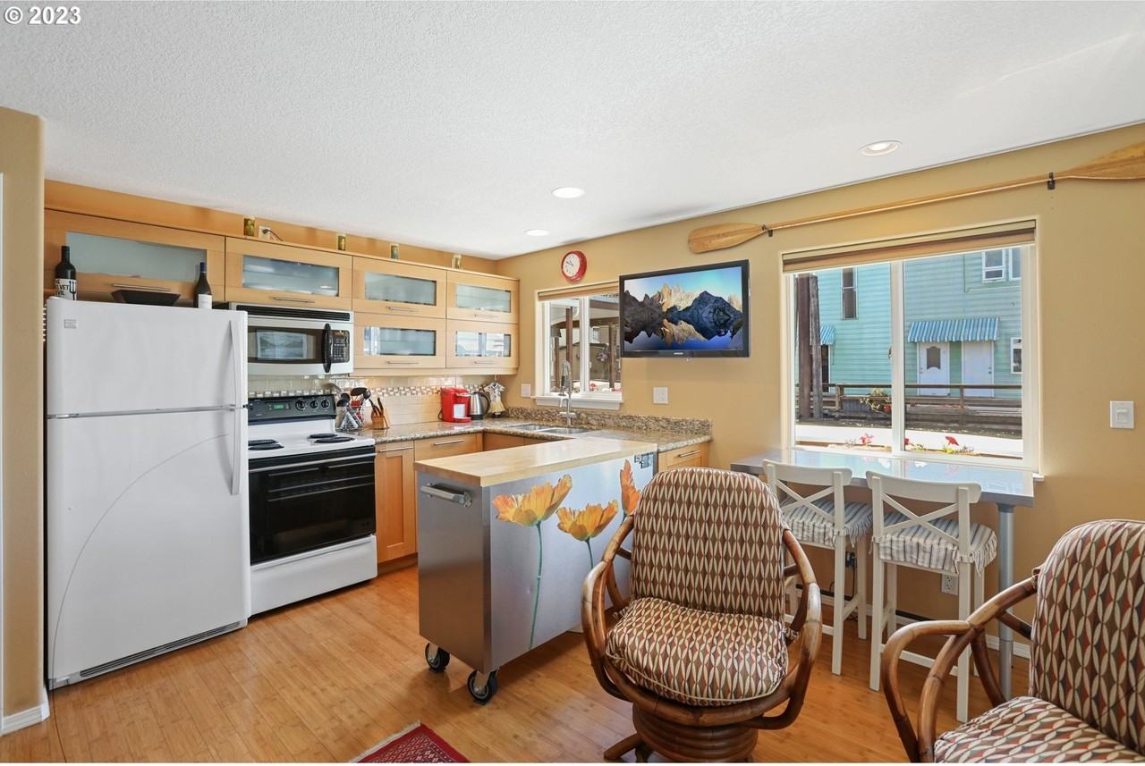 559 Ne Bridgeton Rd #6 - Photo 3 of 8