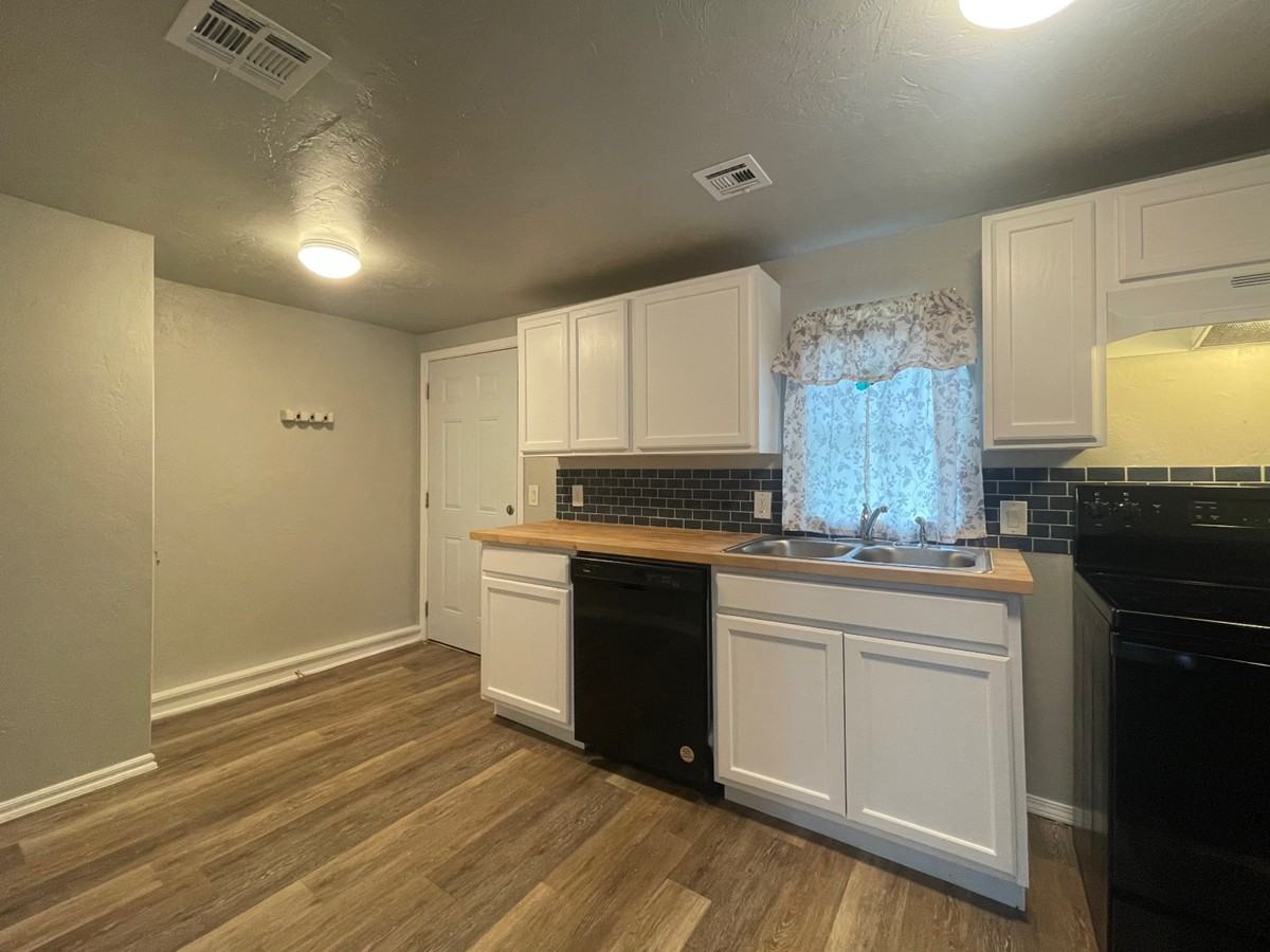 824 Nw 45th St #1 - Photo 4 of 14