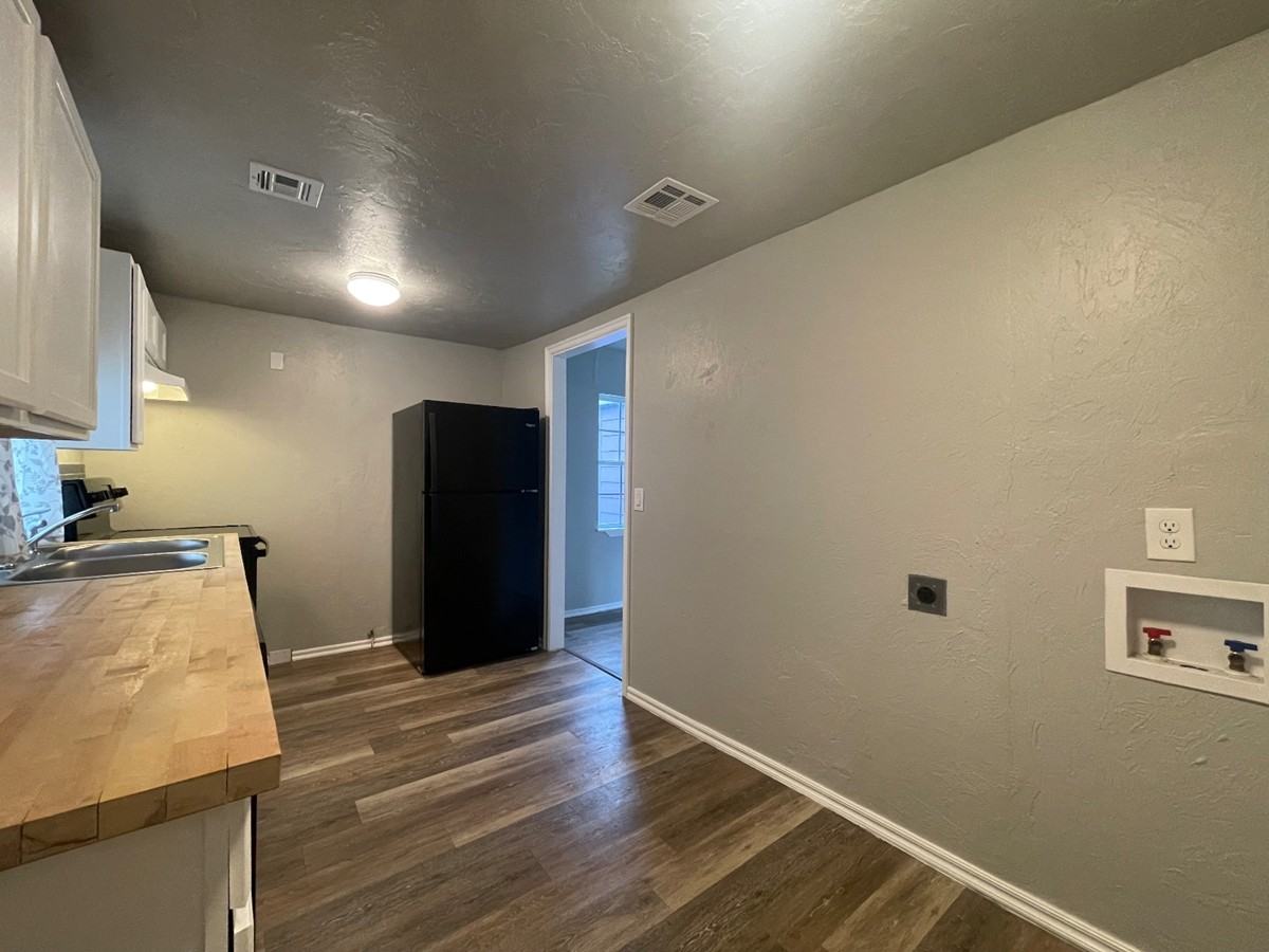 824 Nw 45th St #1 - Photo 5 of 14