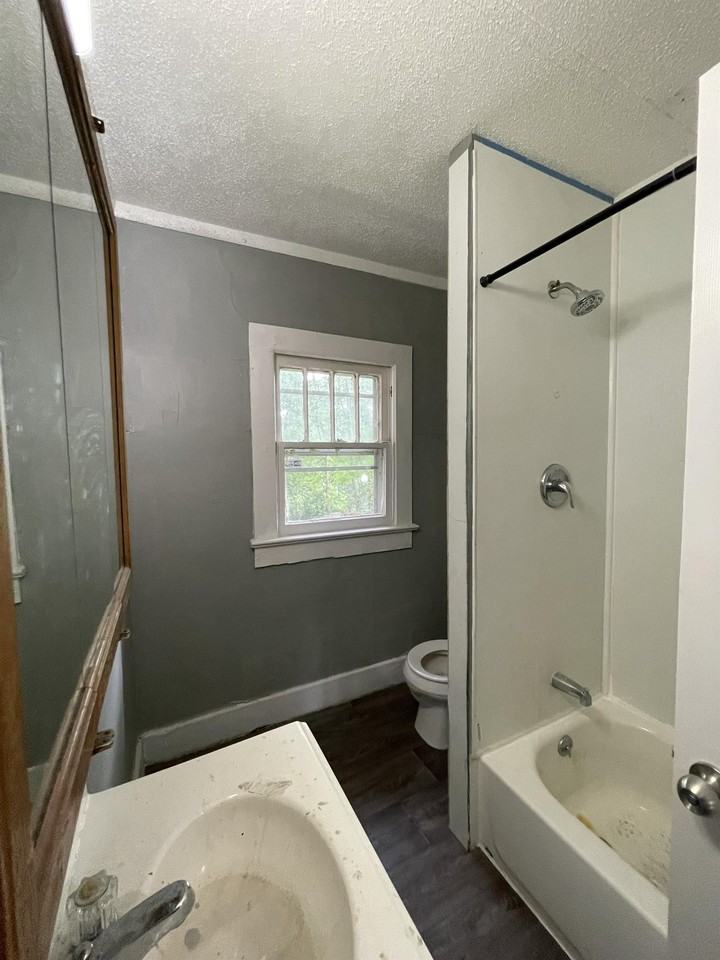 2702 Woodside St #1 - Photo 5 of 17