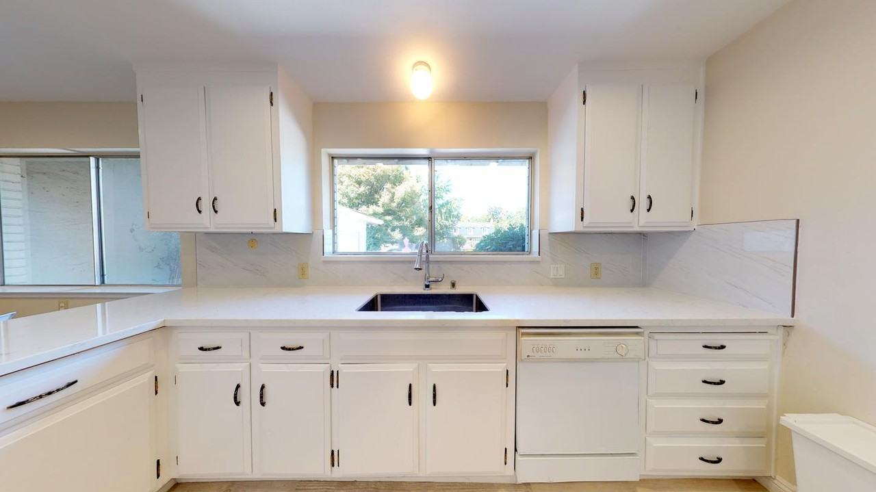 Bright Mountain View home with spacious backyard - Photo 6 of 19