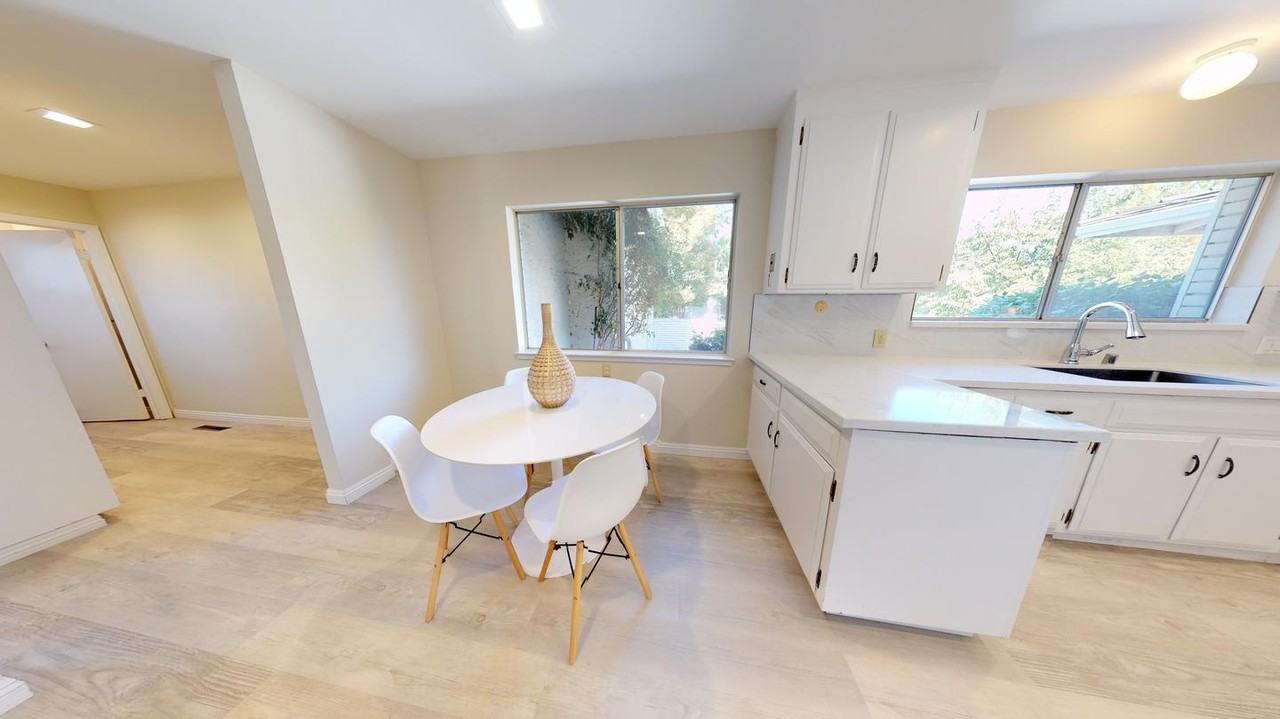 Bright Mountain View home with spacious backyard - Photo 7 of 19