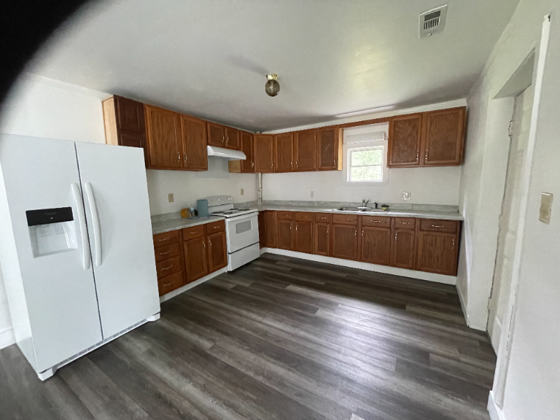 304 E Academy St - Photo 2 of 18