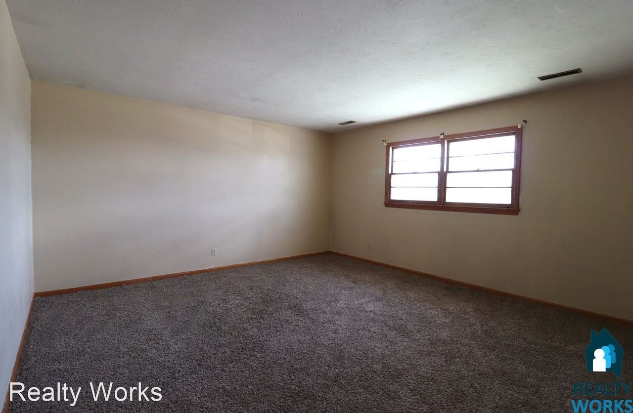 Meredeth - Photo 2 of 8