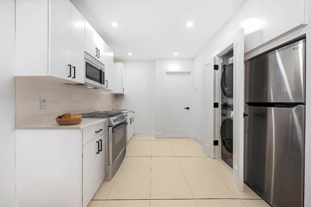 94 Gotham Ave - Photo 2 of 9