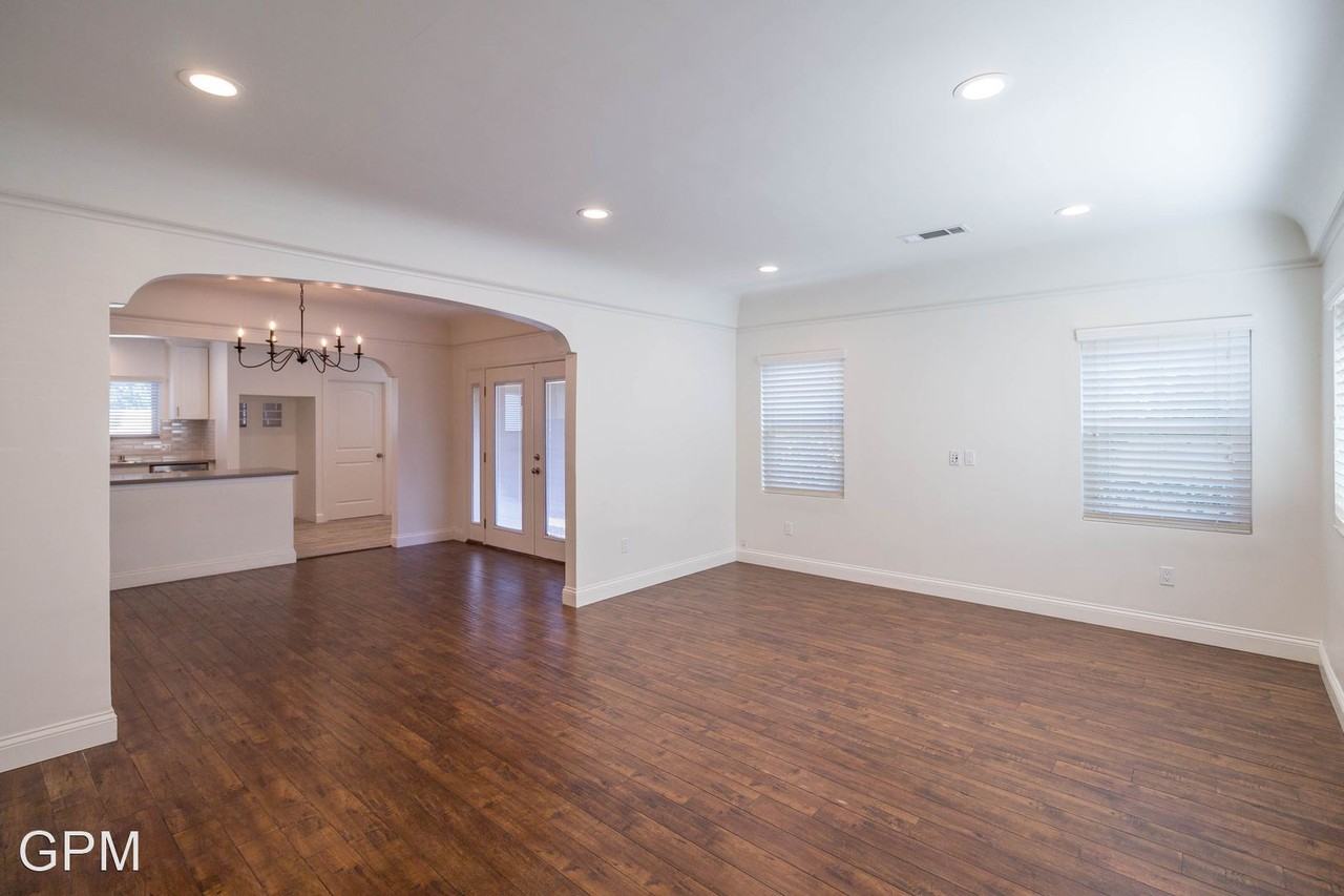 917 Monterey Rd - Photo 2 of 19