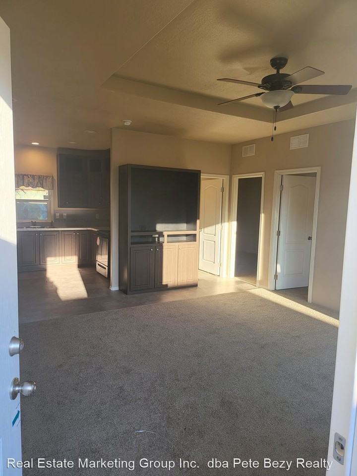 109 Nenant St S - Photo 3 of 12