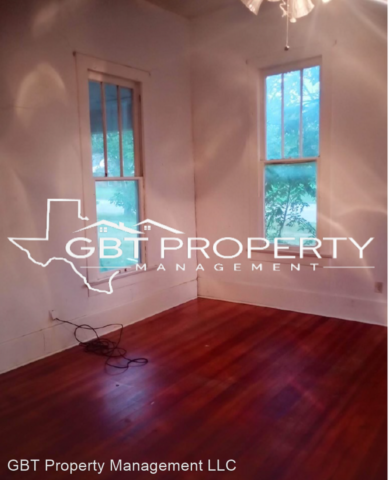 709 W Trinity St - Photo 3 of 9