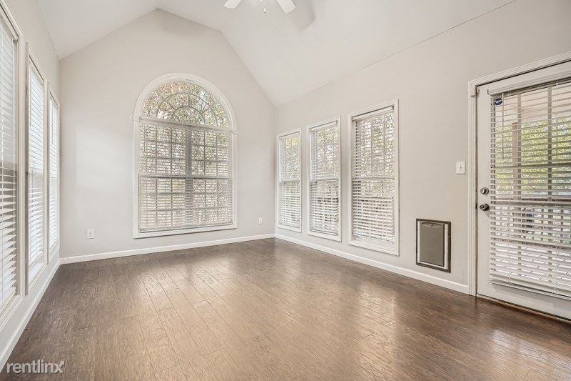 132 Avondale Cir - Photo 3 of 18