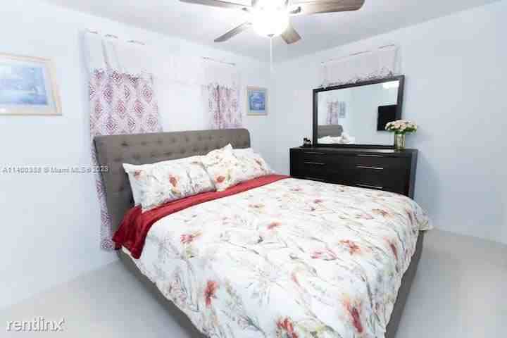 3240 Sw 17th St #3240 - Photo 2 of 15