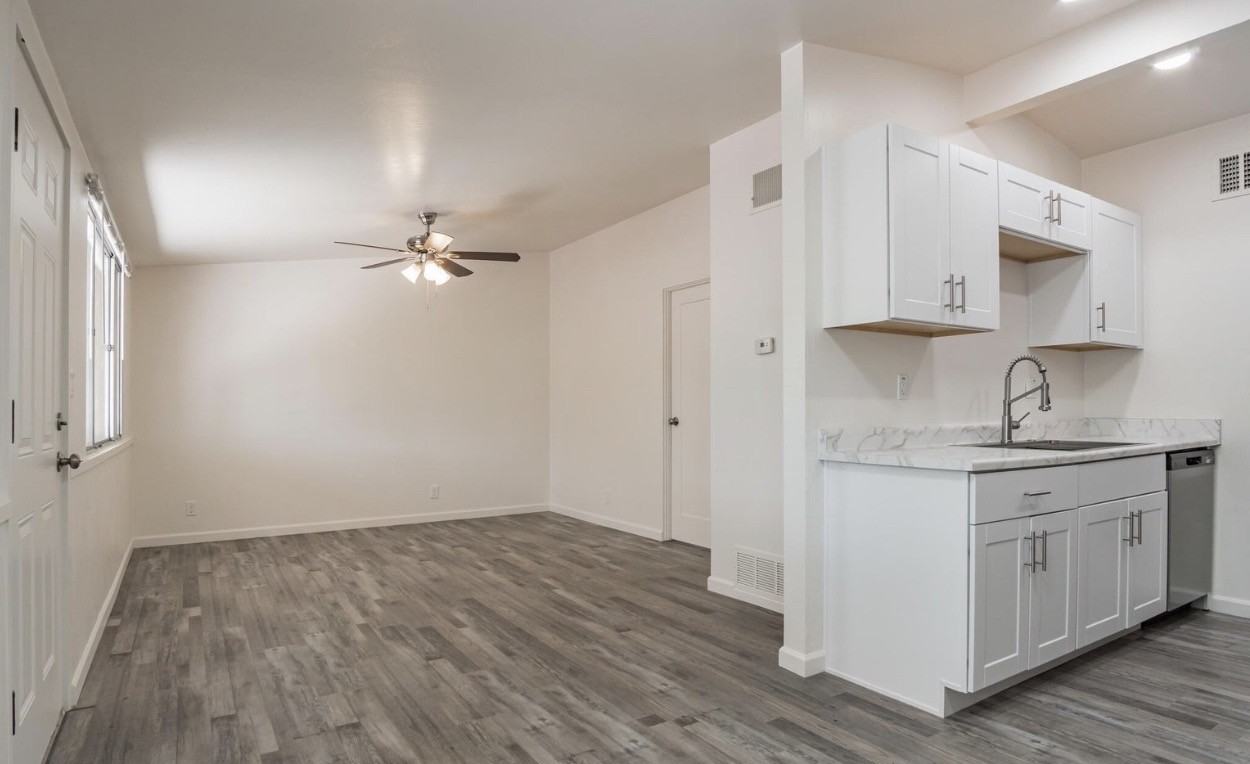 3950 E Fairmount St - Photo 3 of 10