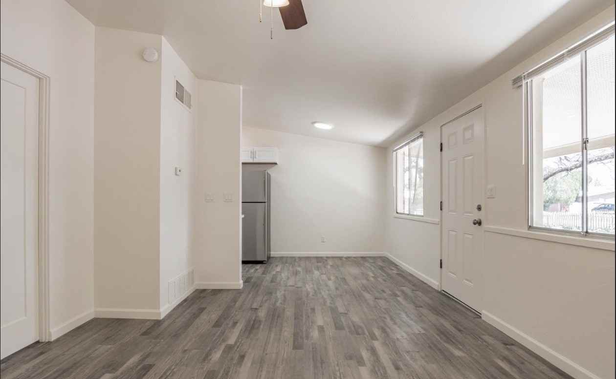 3950 E Fairmount St - Photo 4 of 10