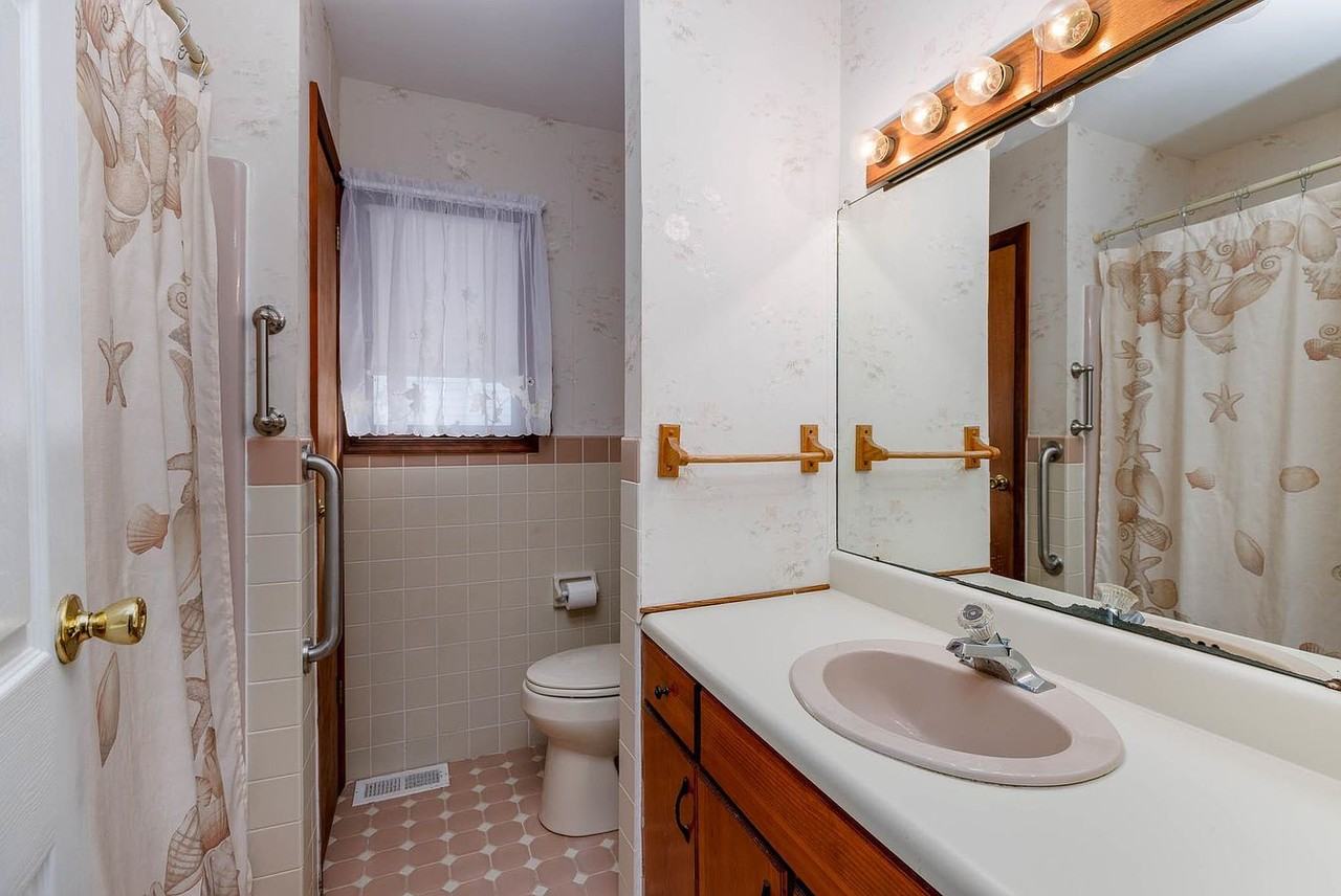 202 E Saint Paul Ave #NA - Photo 2 of 5