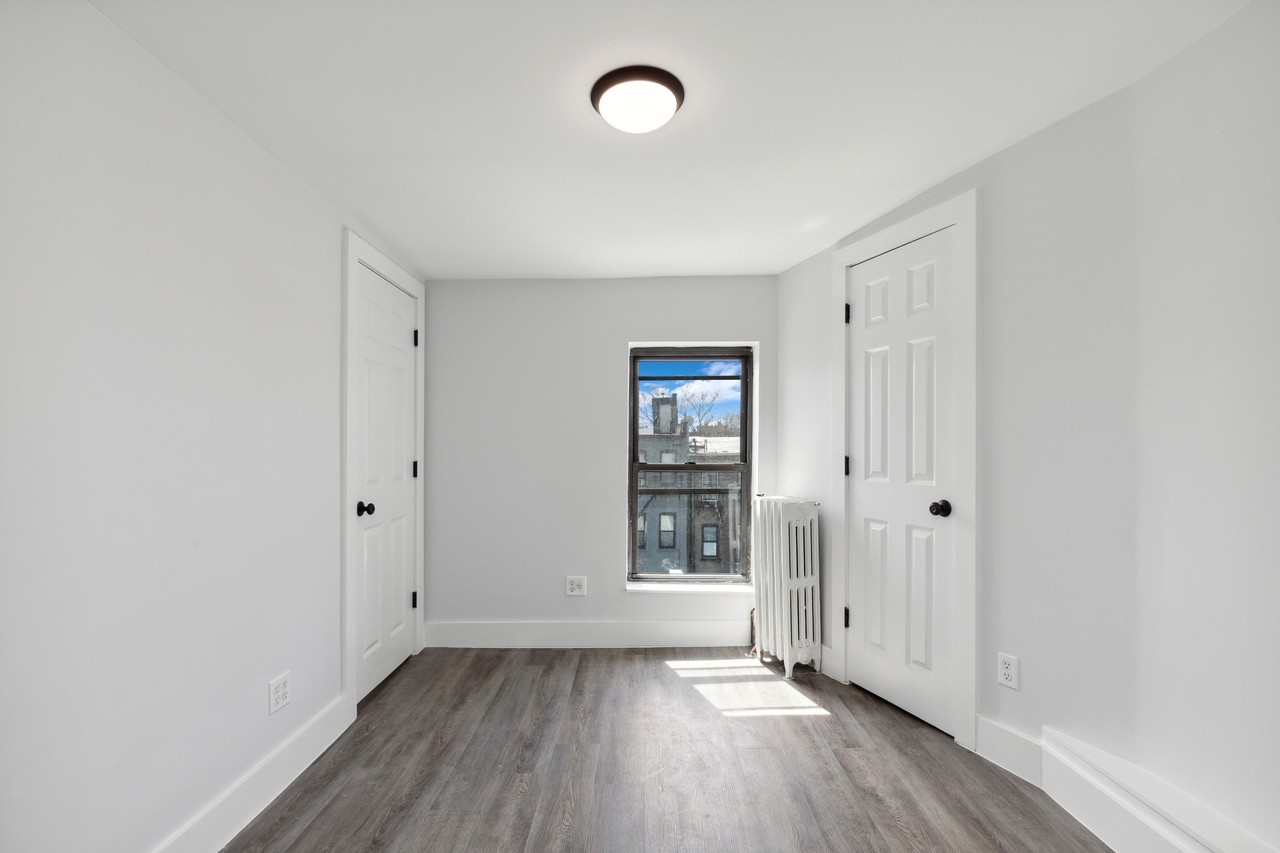 430 47th St #3 - Photo 3 of 5