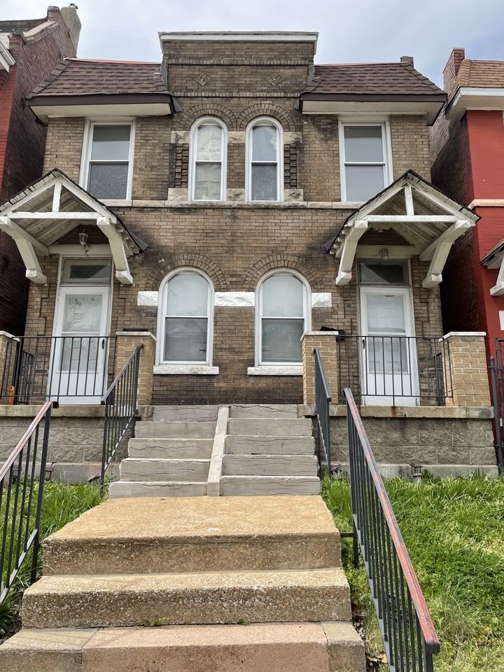 1385 Blackstone Ave - Photo 2 of 9