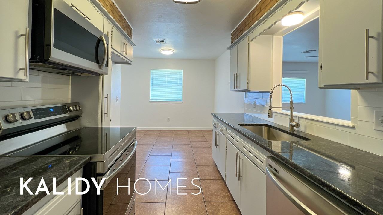 2825 Sw 76th St #1 - Photo 6 of 32