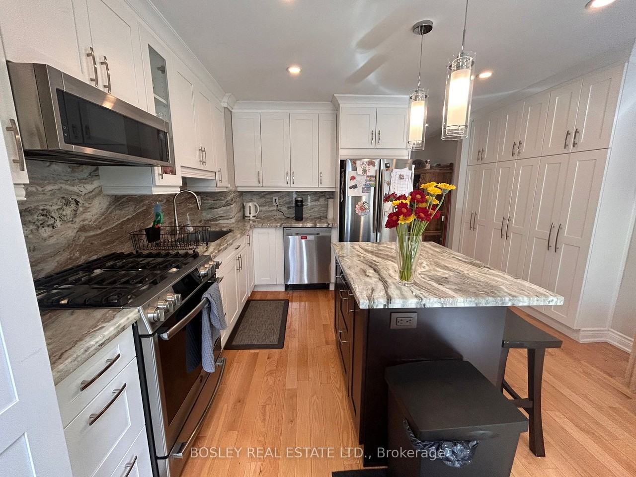 579 Roehampton Avenue - Photo 3 of 40