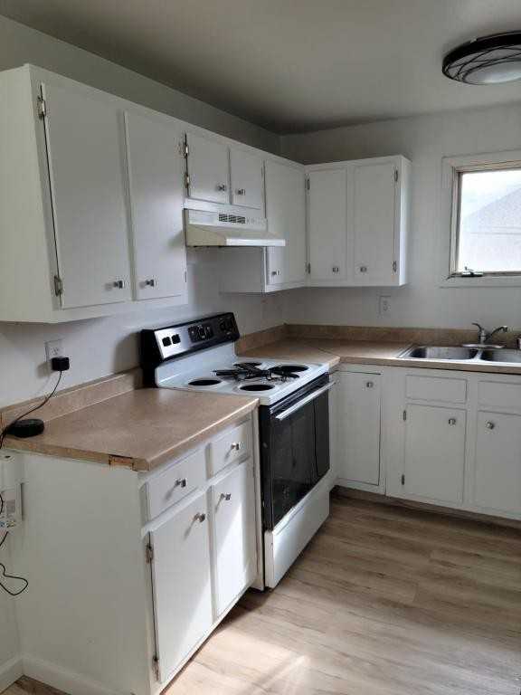 2213 Lathrop St - Photo 2 of 18