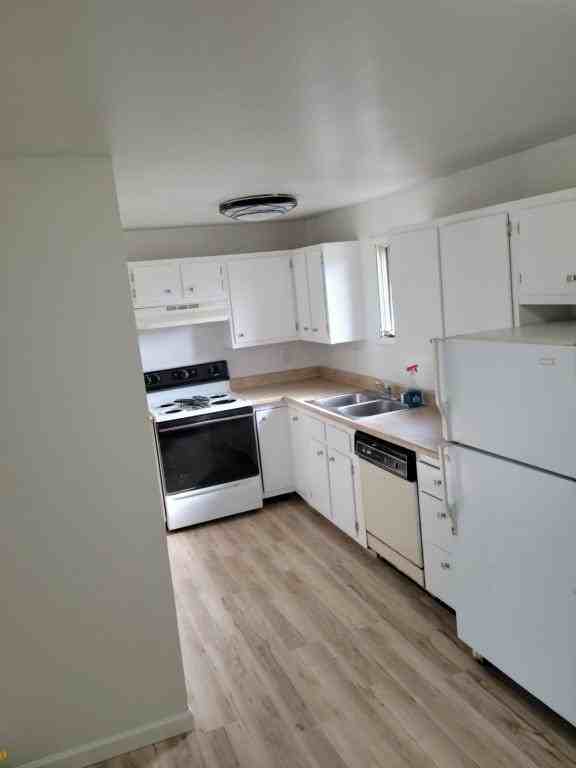 2213 Lathrop St - Photo 5 of 18