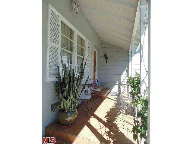 1823 S Shenandoah St - Photo 3 of 17