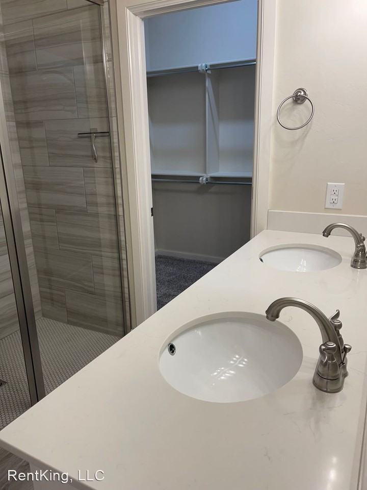 4704 Enclave Ln - Photo 2 of 23