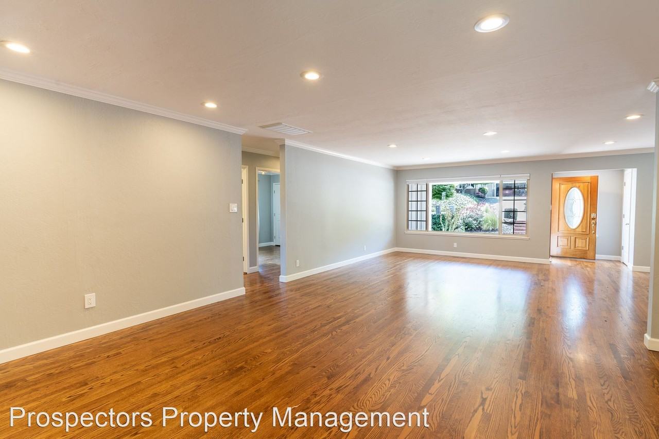 820 Claremont Dr - Photo 3 of 22