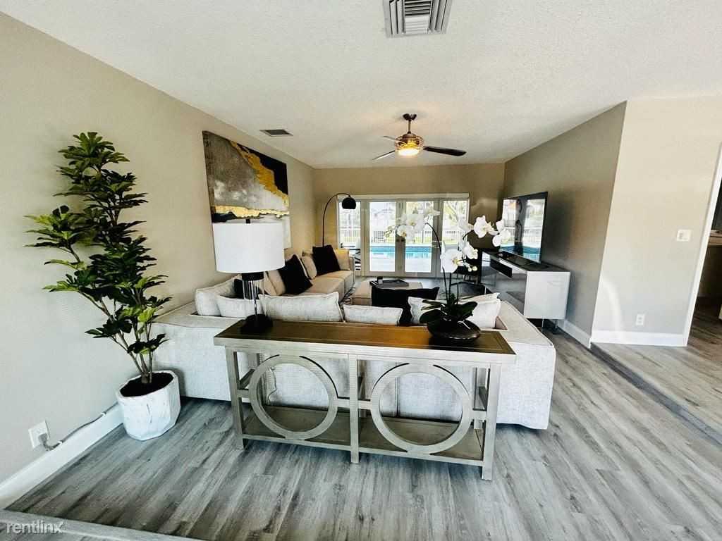 2830 Ne 60th St - Photo 2 of 29