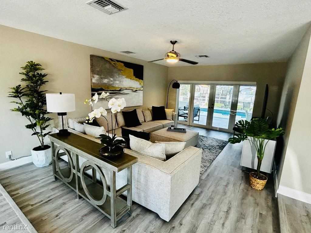 2830 Ne 60th St - Photo 3 of 29