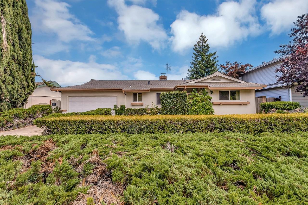 6772 Rainbow Dr - Photo 2 of 44