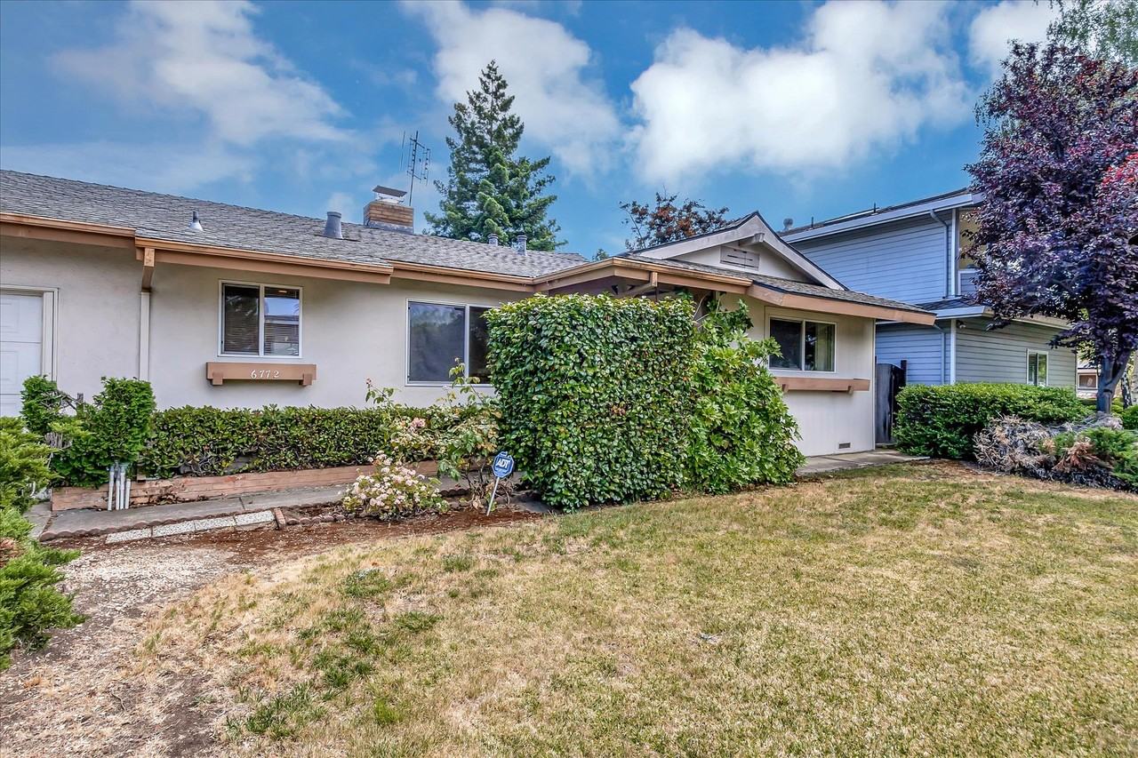 6772 Rainbow Dr - Photo 3 of 44