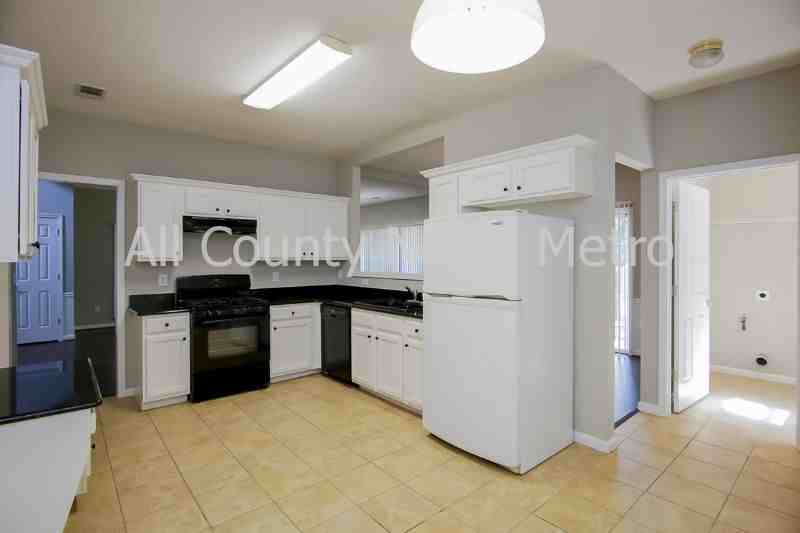 13560 Weycroft Cir - Photo 3 of 13