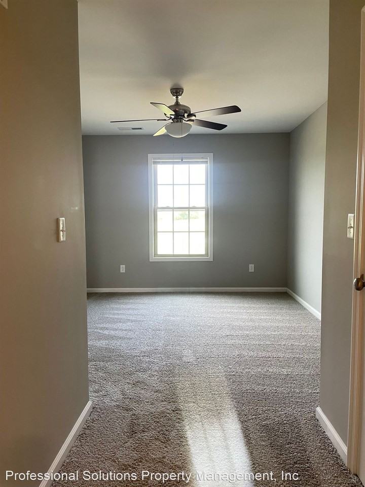 470 Pauline Dr - Photo 3 of 8