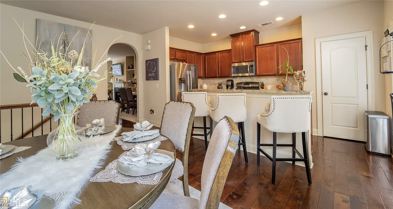 504 Woodcliffe Ct - Photo 2 of 3