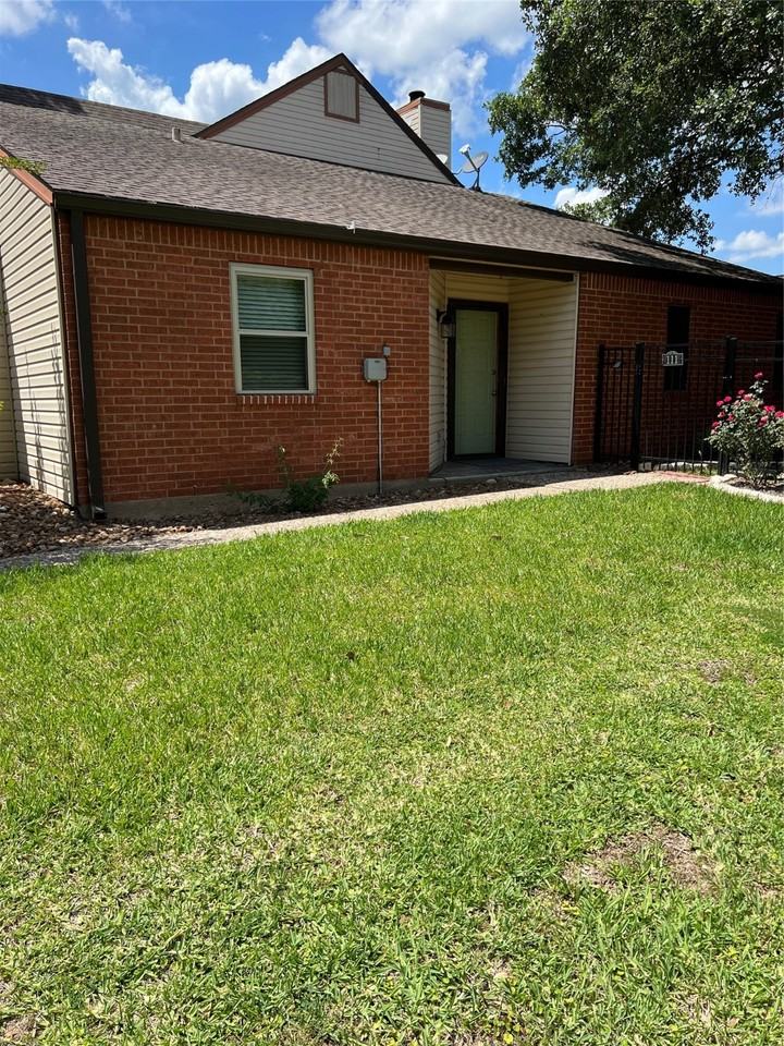 111 Briar Ridge Dr - Photo 2 of 10