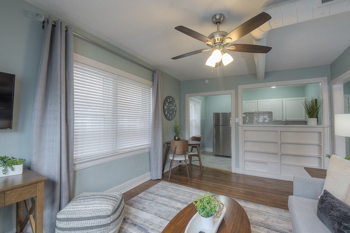 722 W 37th St #722-3 - Photo 4 of 36