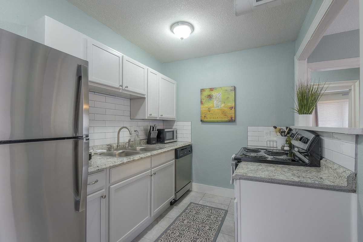 722 W 37th St #722-3 - Photo 6 of 36