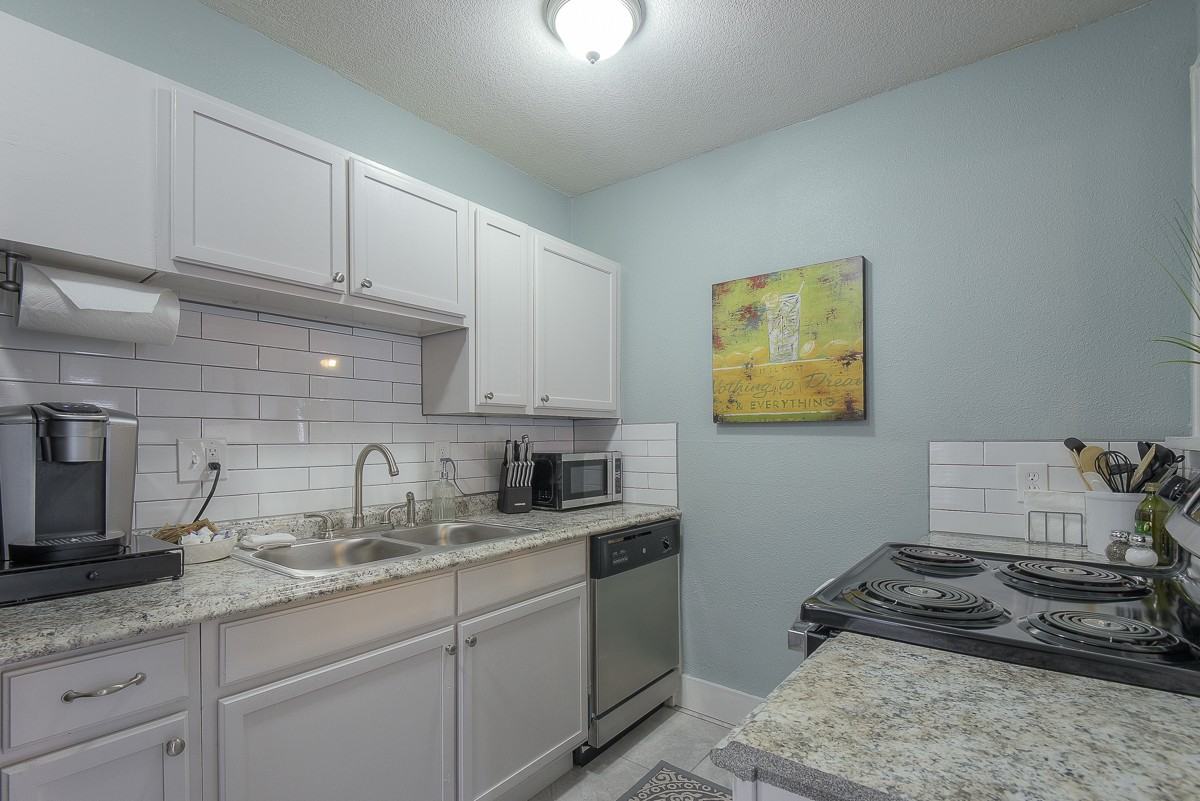 722 W 37th St #722-3 - Photo 7 of 36