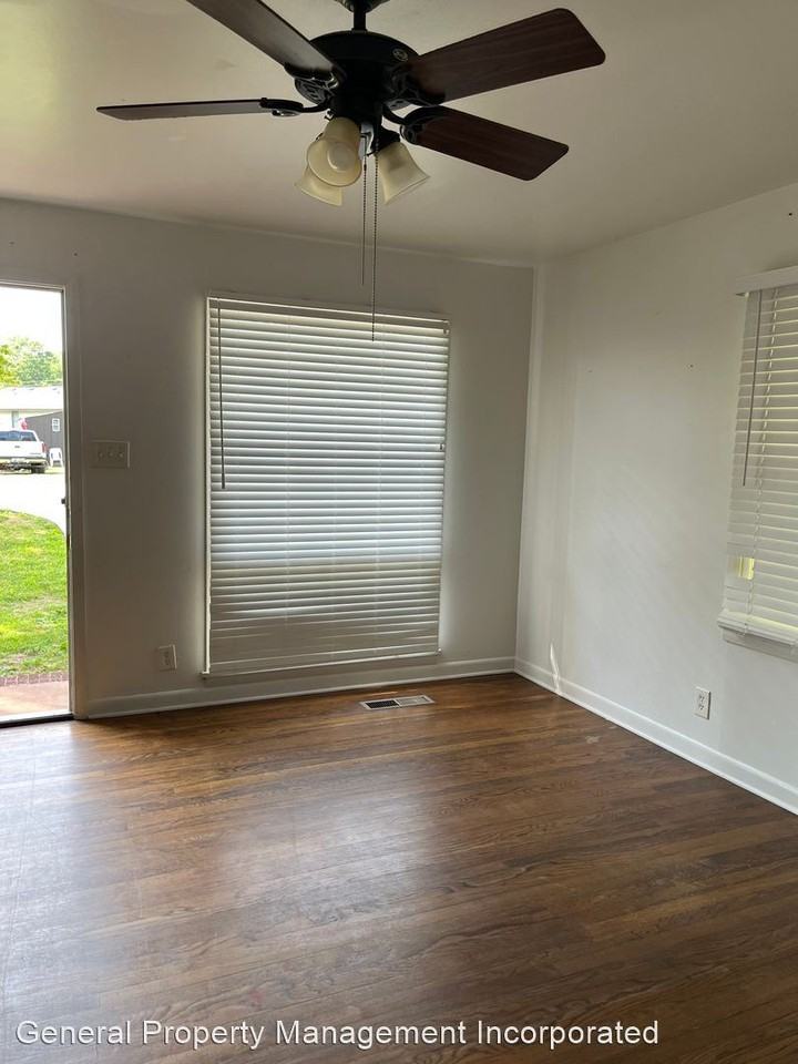 4509 Briarwood Dr - Photo 3 of 17